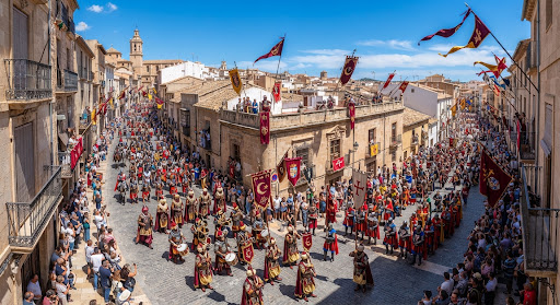 Vista general de un desfile festero